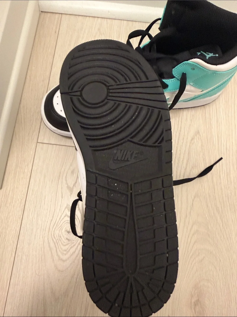 Air Jordan 1 Mids Nike Sneakers. Men’s. White Black Teal. Size 10.5